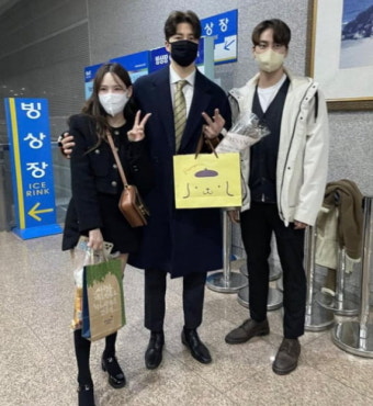 남희두, 이나연 어깨 감싸고 브이…정현규는 여친 없이 쓸쓸하게