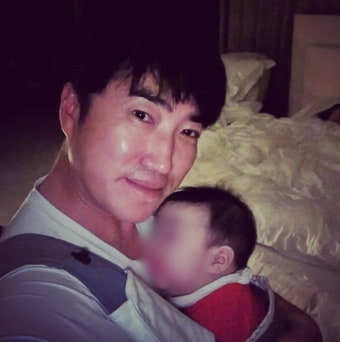 '딸 바보' 장동민, 연말에도 '육아 전념'…아이 품에 안고 한 컷