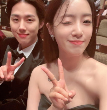 함은정, '전남편' 백성현과 다정하게…딱 붙어 윙크 발사