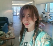 김완선, 소녀美 드러낸 양갈래 헤어…밝은 미소로 한 컷