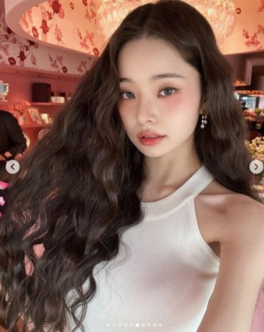 프리지아, 명동에서 미모로 화제…우아하고 매혹적인 외모 빛냈다