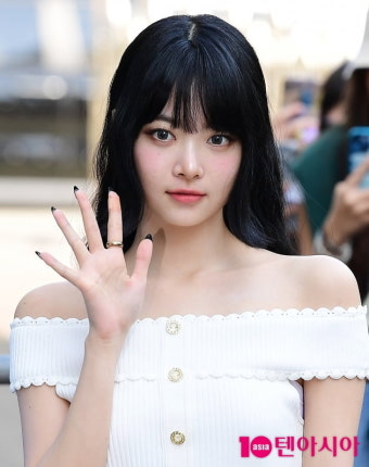 [TEN 포토] 르세라핌 홍은채 '인사하는 인형'