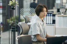 이연희, 첫사랑 이미지 버렸다…과감한 숏컷으로 완성한 K-직장인(레이스)