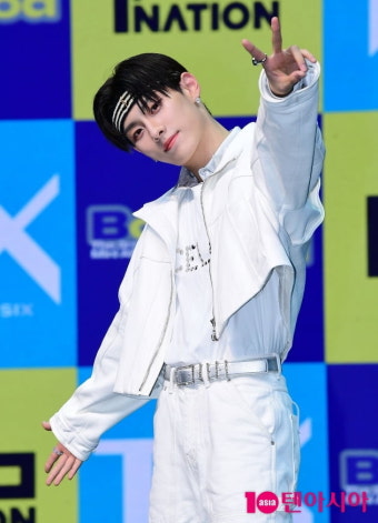 [TEN포토] 더뉴식스 우경준 '삐딱해도 잘생김'