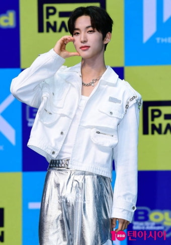 [TEN포토] 더뉴식스 은휘 '샤프한 턱선'