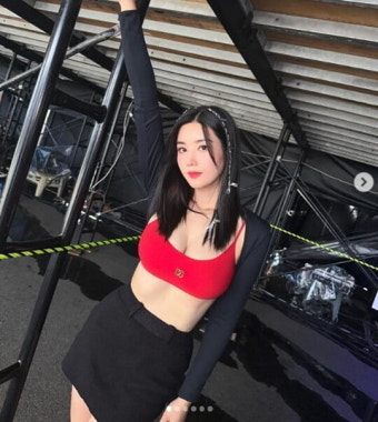 '워터밤 여신' 권은비, 日워터밤도 휩쓸었다…이기적 글래머 몸매