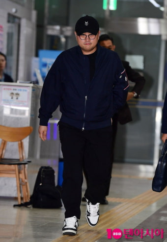 [TEN포토]'음주 뺑소니 협의'김호중 '8시간 조사 마치고 귀가'