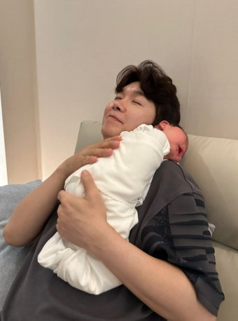 박수홍, 붕어빵 딸 안고 세상 행복…