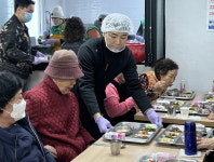 한영♥ 박군, 위생모 쓰고 장갑 끼고…독거노인 180명 대상 나눔 봉사