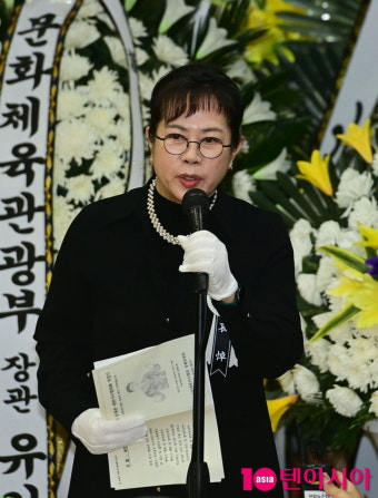 故 송대관 영결식에서 조사하는 가수 이자연[TEN포토]