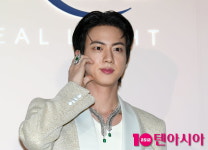 BTS 진, 백마탄 왕자님...주얼리 귀죽이는 외모[TEN포토+]