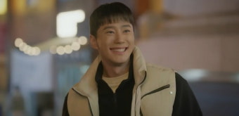 정은지이준영, 골목서 밀착 스킨십…