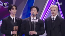 스트레이 키즈, 검은 리본 달고…우리 곁에 스테이 해줘서 고마워 [2025 MAMA]