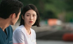 '닥터섬보이' 신예은, 의사 킬러 꽃뱀 소문 돌더니…수심 가득한 표정