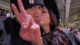 이하이도끼, 주변 사람들 아랑곳 않고 뽀뽀 '쪽'…생일 맞아 럽스타그램
