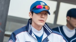 야구 없는 겨울, 김우빈이 책임진다…전국 꼴찌 팀 감독으로 출격 ('기프트')