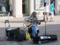 조용히 기타를 연주하는 음악인