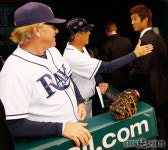 이학주를 흐뭇하게 바라보는 조 매든 감독