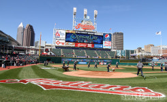 오픈 준비에 바쁜 스텝들