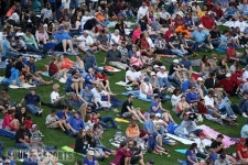 여기 야구장이야? 공원이야?  휴일을 맞아 컵스파크에 만원관중이 운집했다