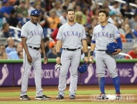 [포토] 투수 교체로 3루에서 잠시 휴식을 취하는 추신수, 이번에는 홈까지