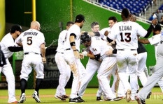 [포토] 말린스 스탠튼의 끝내기 안타,  텍사스에  4-3 승리