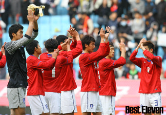 자축하는 올림픽 대표팀