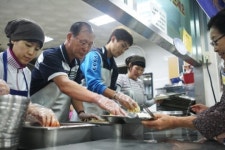 동메달리스트 김기희, 어른들 찾아 무료 급식 봉사
