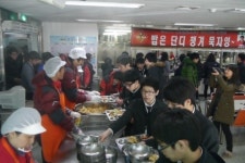 경남 선수단, 창원 사파고등학교서 배식 봉사