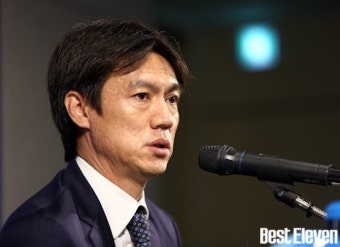 [b11포토] 홍명보 감독, 이번엔 차두리 선수도 선발했습니다.