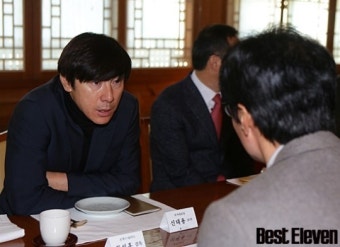 [b11포토] 황선홍 감독과 대화하는 신태용 코치