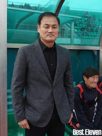 [b11포토] 최윤겸 감독, '아들 민호도 왔는데 오늘 경기는 이겼으면...'