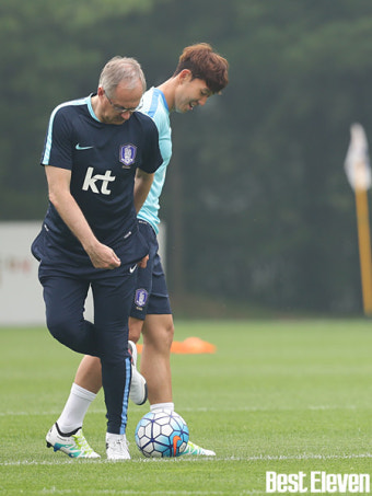 [B11포토] 손흥민, '감독님 공좀 줘봐요'