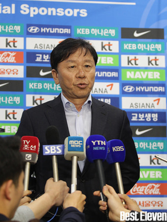 [B11포토] 정해성 코치, '대표팀을 위해'