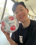 해트트릭 공 챙긴 손흥민, SNS 통해 인증샷 이 공에 사인한 동료들 덕분