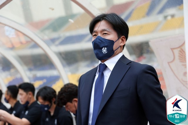 광주FC 감독 이정효, 대구FC전 앞둔 팬 사인회 개최