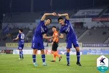 [b11 현장] 충남아산, 전남 4-0 대파… 2골 유강현은 득점 공동 선두 우뚝