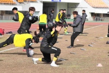한국어 패치 플라나의 비속어 비명에 빵 터진 전남 동계 훈련, 뜨겁고 치열하다