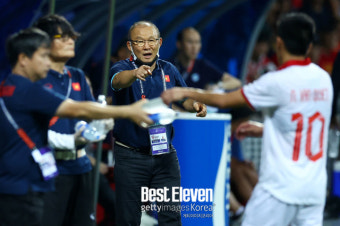 AFC, 물러나는 박항서 감독 향해 