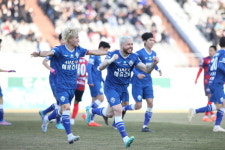 [b11 현장] 절대 1강 김천, 충남아산 저항 뿌리치고 2-1 역전승… 조영욱 첫 골
