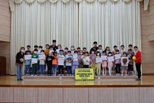 전남, 지역 초등학교 6곳에 구단 학용품 전달… 어린이들과 포토타임까지