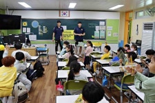 전남, 지역 초등학교 6곳에 구단 학용품 전달… 어린이들과 포토타임까지
