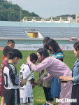 [b11 현장] 에드가의 아들 알툴, 문경 토너먼트 마친 뒤 모친 알리네에게 사랑 담은 카네이션 선물