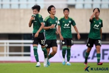[b11 현장] 진태호·최강민 연속골… 전북 U-17, 수원 U-17에 2-1로 꺾고 K리그 U-17 챔피언십 우승