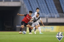 [b11 현장] 축구 천재 이정빈 쐐기골...부천, 홈에서 경남 2-0로 꺾고 5경기 만에 승전보