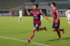 [b11 현장] 우승 경쟁 끝까지! → 5연승 김천, 난적 김포 2-0 완파하며 1위 부산 추격… 이준석·김진규 연속골