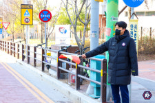 충북청주, 교통사고로 떠난 어린이 팬 위해 솔밭초 등굣길 교통지도 활동