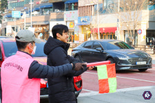 충북청주, 교통사고로 떠난 어린이 팬 위해 솔밭초 등굣길 교통지도 활동