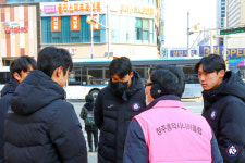 충북청주, 교통사고로 떠난 어린이 팬 위해 솔밭초 등굣길 교통지도 활동