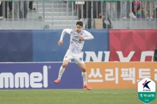 [b11 현장] 멀티골 이중민의 슬릭백 세리머니… 김천, 수원 FC 4-1로 대파하며 선두 등극